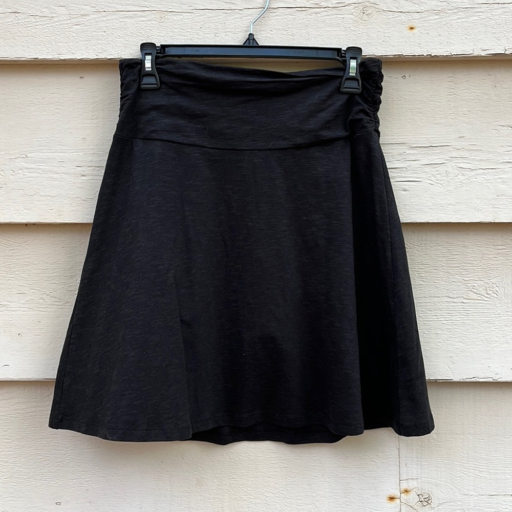 Black minimal perfect skirt